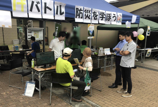 写真：地域イベントで災害時の浸水シミュレーションの映像を投影するイベントスペース