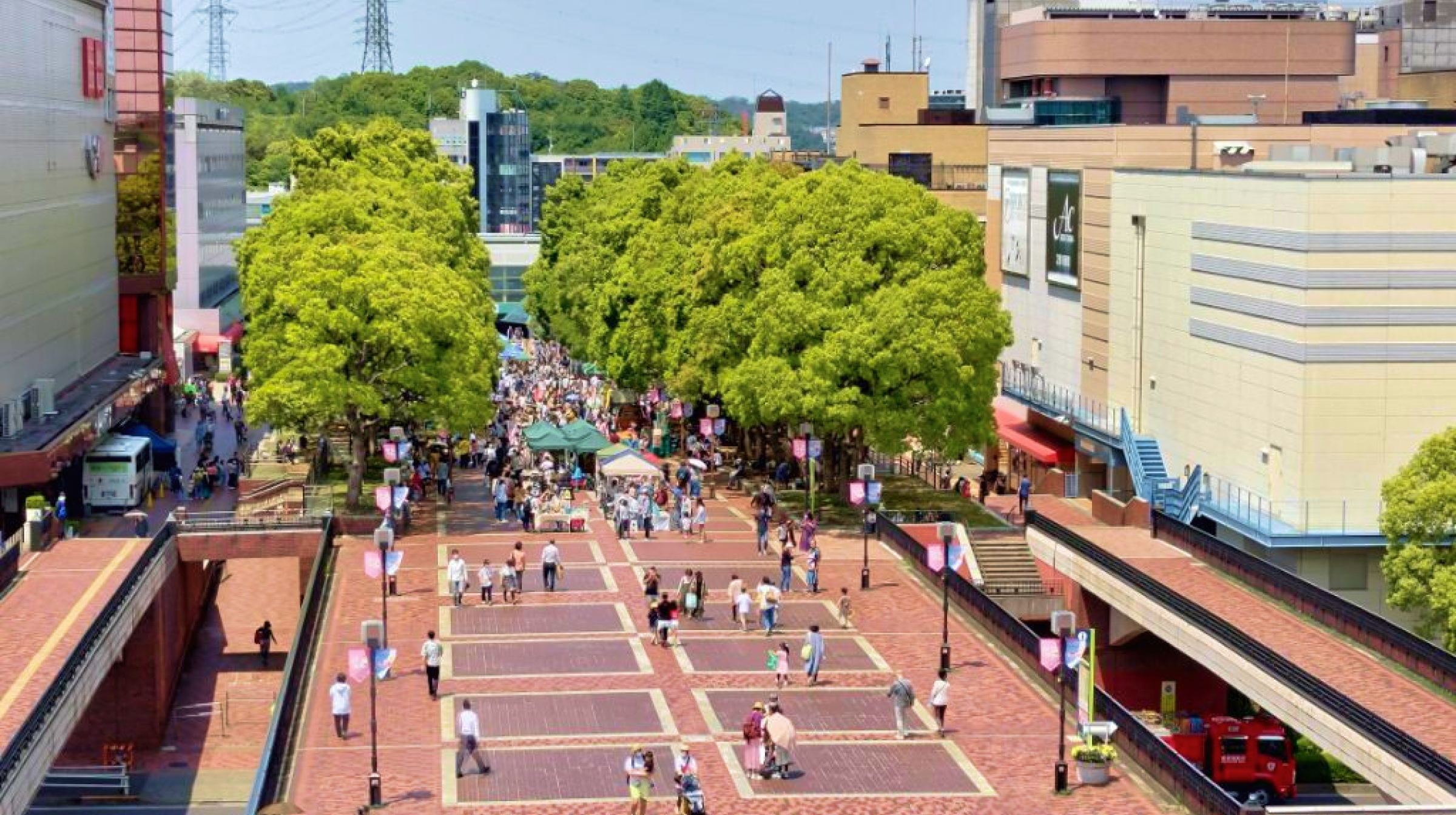 A landscape photo of a flea market being held on the main street of Tama Center (Tama City)